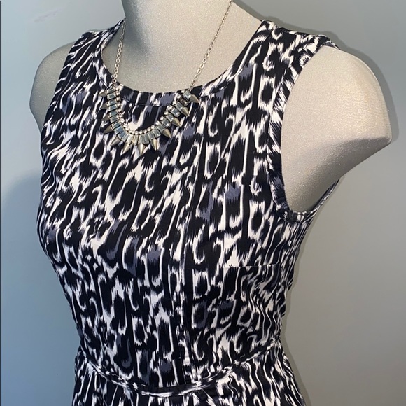 Knee length pencil dress with pockets! - Picture 2 of 6